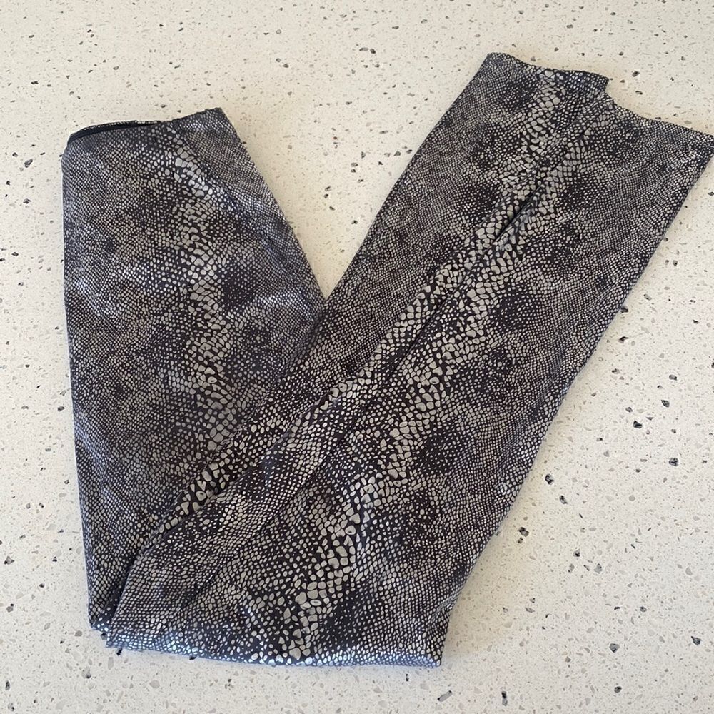 Lyssé Women’s Gray/Black Metallic Snake Print High Waist Leggings Size S
